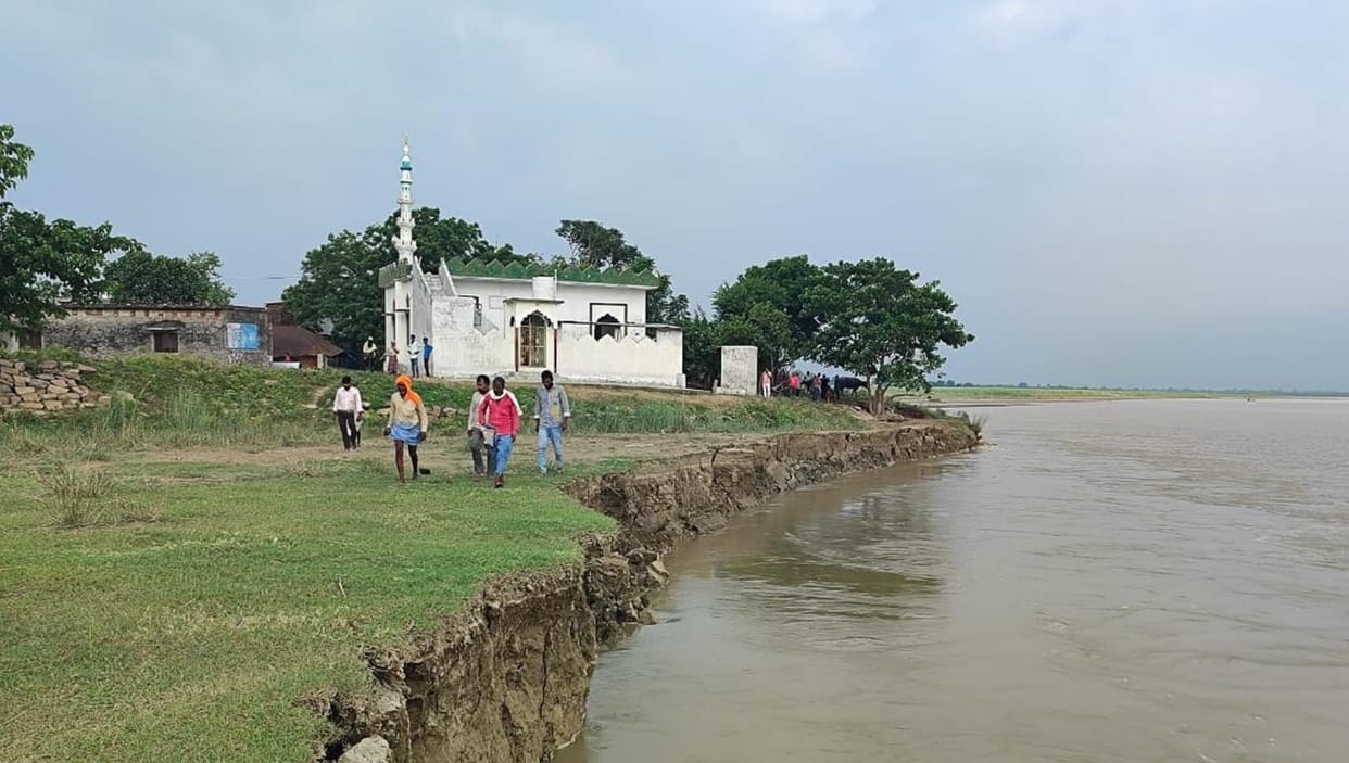 Rapti river turns towards Tenganhiya village, mosque in danger of erosion