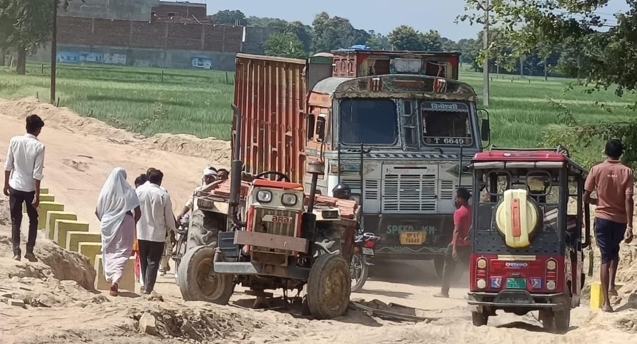 Tractor trolley got stuck, traffic was disrupted for three hours