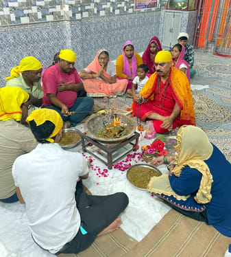 The devotees recited Hanuman Chalisa after offering chola