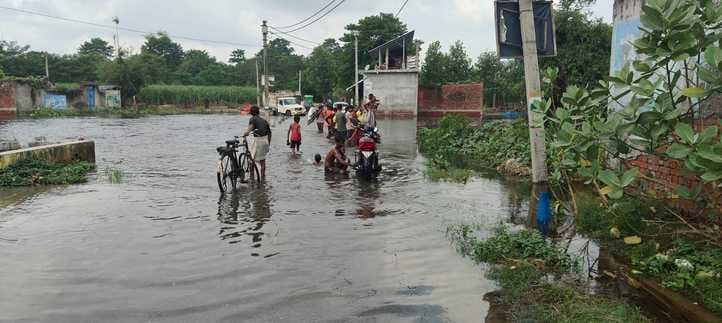 Flood water entered Barotha, village lost contact