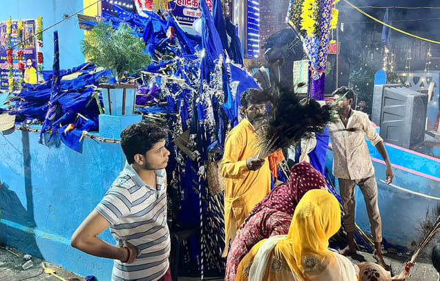 Devotees offered Nishan on Mhadi with drums and trumpets