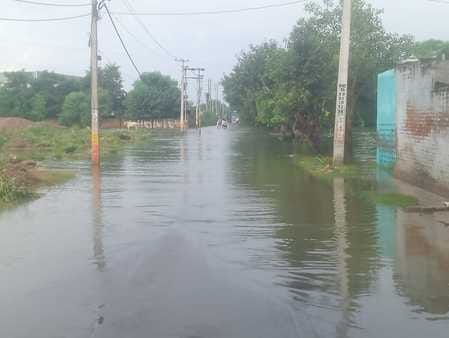 Pond water came on the road, traffic affected