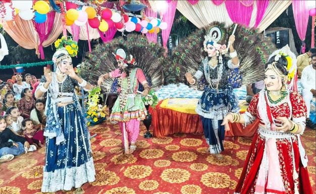 Radha-Krishna's tableaus mesmerized the mind, Radhe-Radhe reverberated