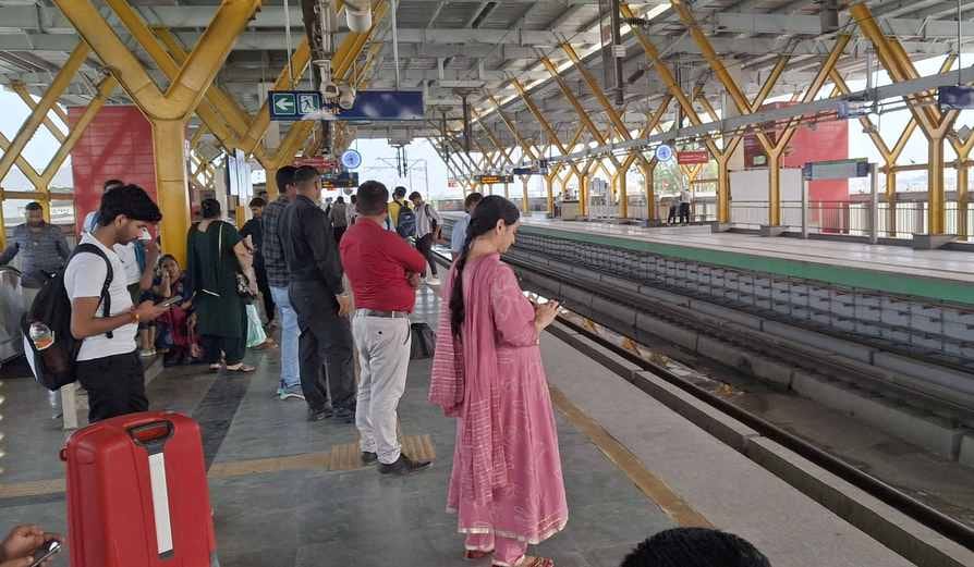 Passengers in metro are increasing due to waterlogging on roads