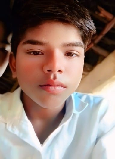 Teenager's leg stuck between the tracks, killed by train