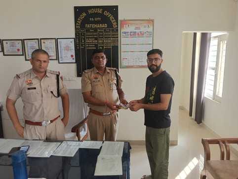 Policeman returned 30 thousand rupees found on the road