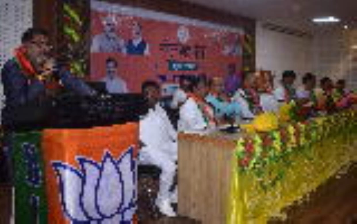 Gorakhpur News: Give responsibility to new workers and women in party programs