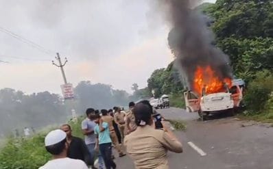 E-rickshaw driver died after being hit by a car, traffic was blocked by placing his body