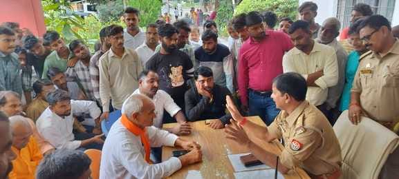 Angered by the case of beating of strangers, villagers surrounded the police station