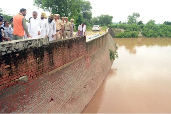 Farmers at Chandpura Siphon Head demanded from CM to build a bridge on Bhakra Canal