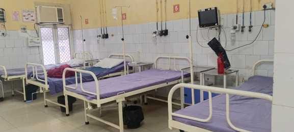 Beds are empty in the emergency, patients groan on the stretcher