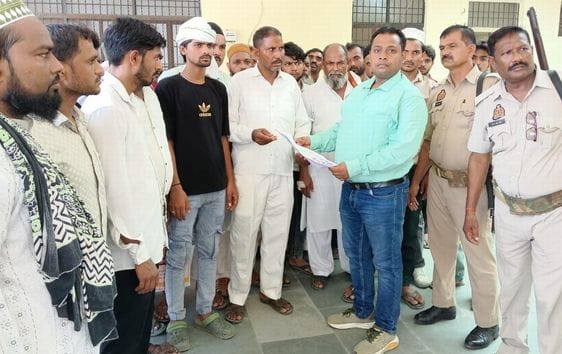 Demonstration at Tehsil for arrest of murder accused
