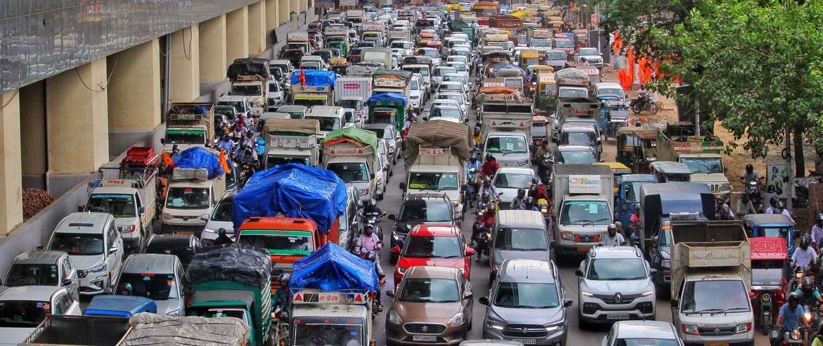 Crowd of PET and idol immersion crowd brought traffic to a standstill and caused traffic jam