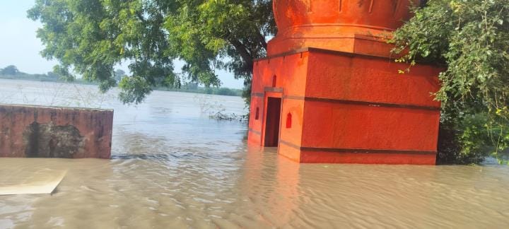 Yamuna reached the Shiv temple at Khadera Ghat