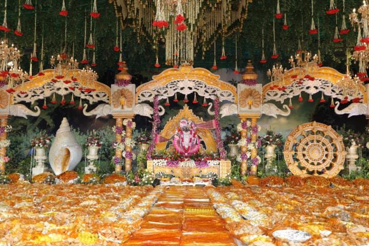 Fifty-six offerings were offered to Lord Giriraj seated in the golden swing