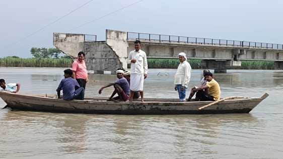 In Dhaurahra too, a death trap has spread due to the incomplete bridge