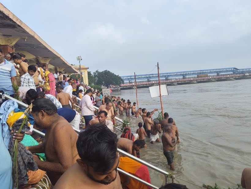 Lakhs of devotees took a dip in the Ganga on Bhadrapada Purnima