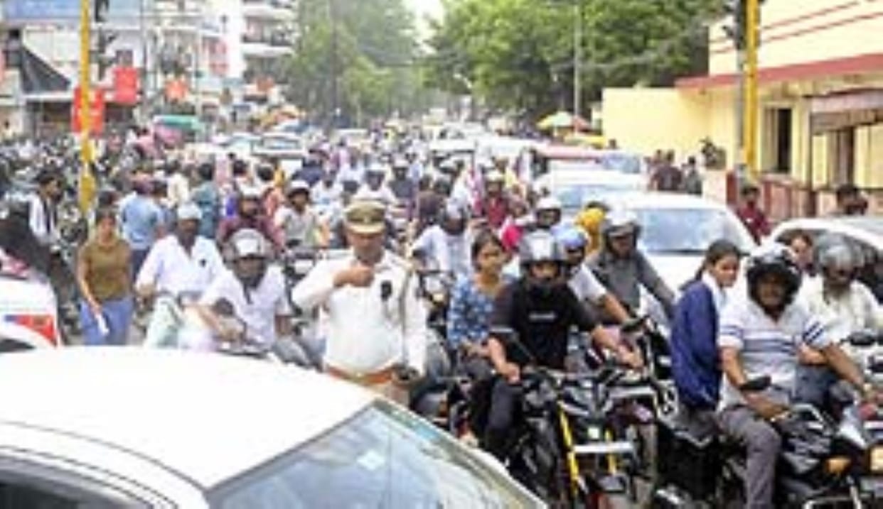 Gorakhpur News: There was a traffic jam in the evening after the exam was over...vehicles kept crawling