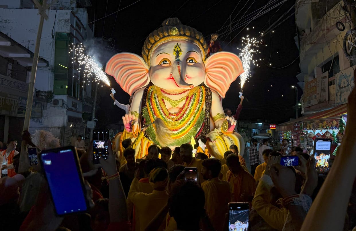 Gorakhpur News: Anant Chaturdashi: The idol of Lord Ganesha was immersed in a procession.