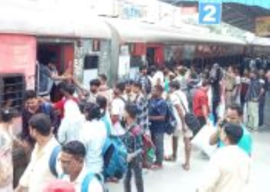 Crowd of candidates gathered, special train was run