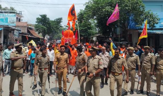 Mahavir Jhanda Yatra was taken out with great pomp in Rahimabad