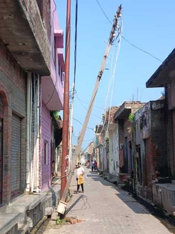 A dilapidated electricity pole tilted, traffic disrupted
