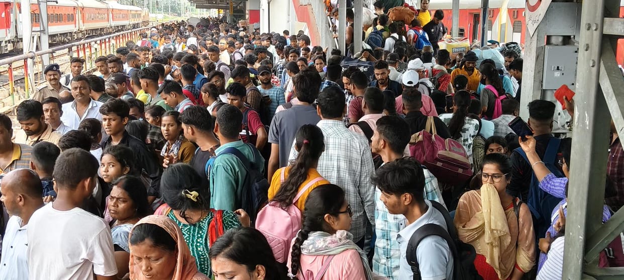 Gorakhpur News: PET: There was a crowd of candidates going home by train and bus