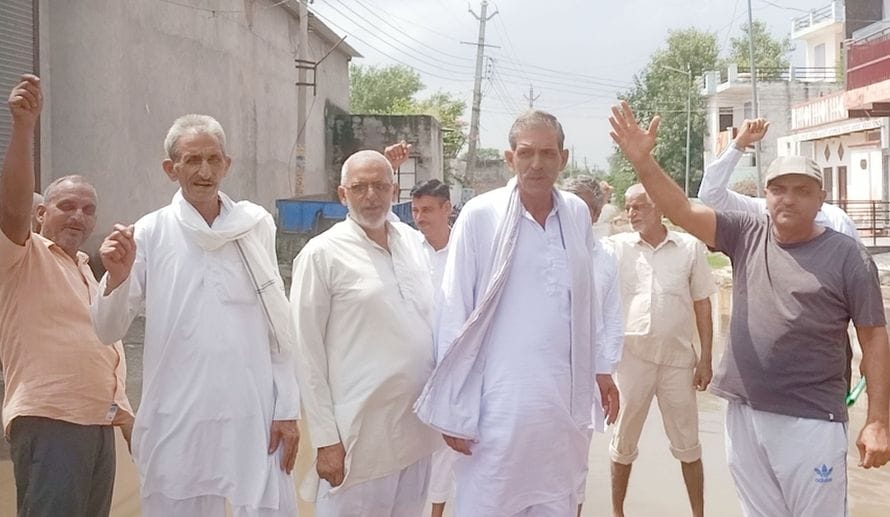 Water filled on the crematorium road, the body was saved from falling, people raised slogans