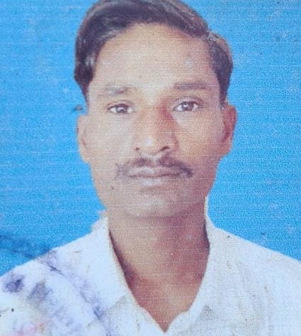 Fruit vendor dies after being crushed by an overturned e-rickshaw