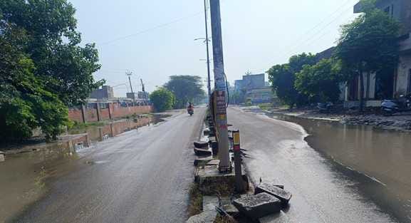 The municipal administration removed the rainwater accumulated on the road by installing a fan at night