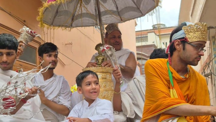 The entire Jain community took out a Rath Yatra