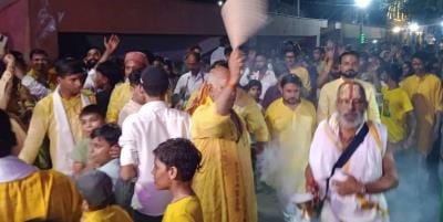 Devotees took darshan in temples, took out evening parikrama with drums and nagadas