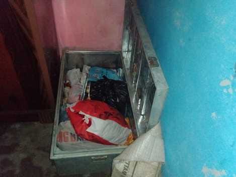 Thieves entered the house through the roof and stole jewelry worth seven lakhs