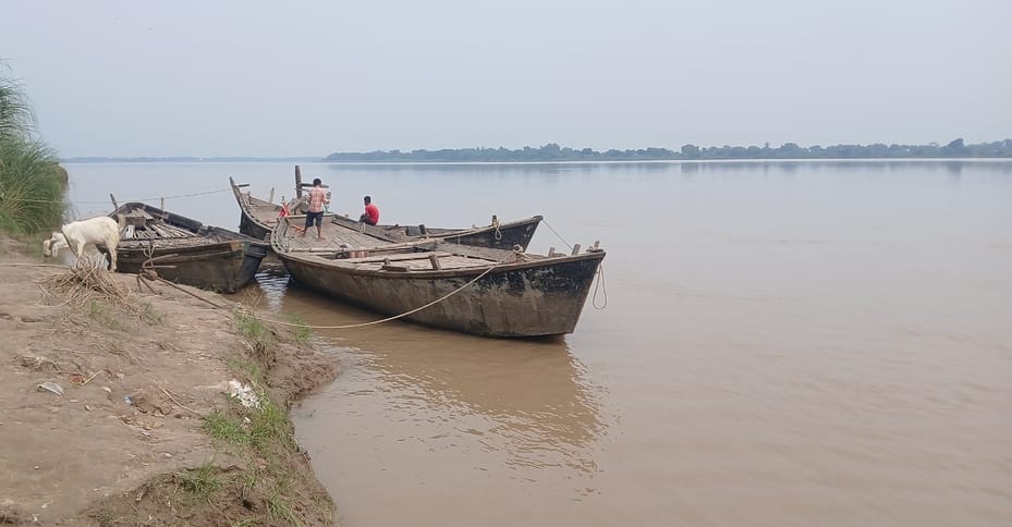 The water level of Ganga increased by 1.25 meters in 48 hours, increasing by three cm per hour.