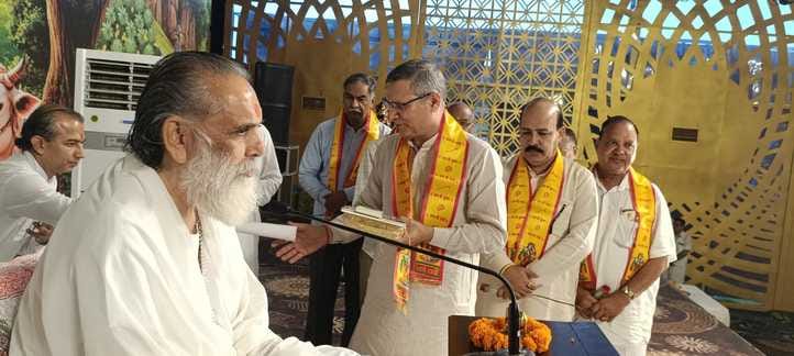 Shrimad Bhagwat Geeta is a very generous book: Gyananand