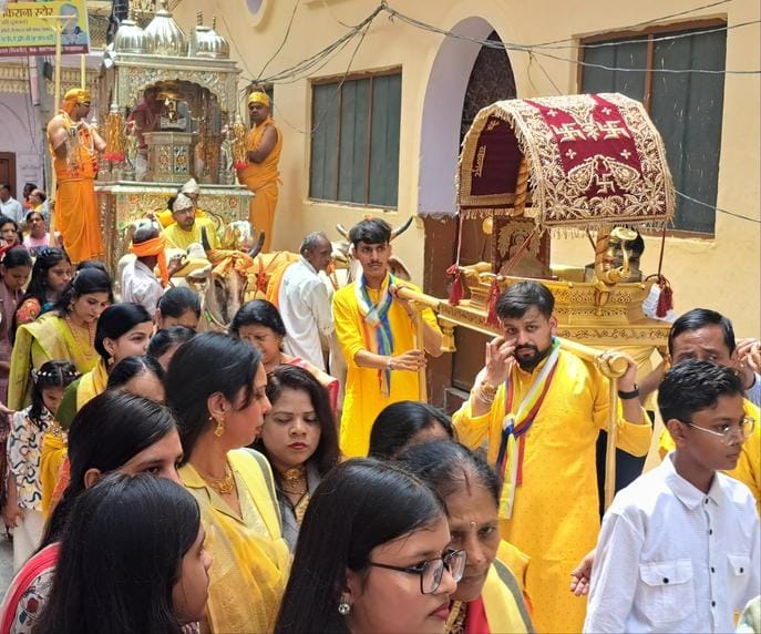 Shreeji's Rath Yatra was taken out with drums and floats