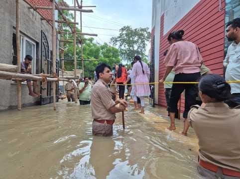 Waist-deep water filled up in Mumukshu Shiksha Sankul... Police got the candidates removed by placing tables