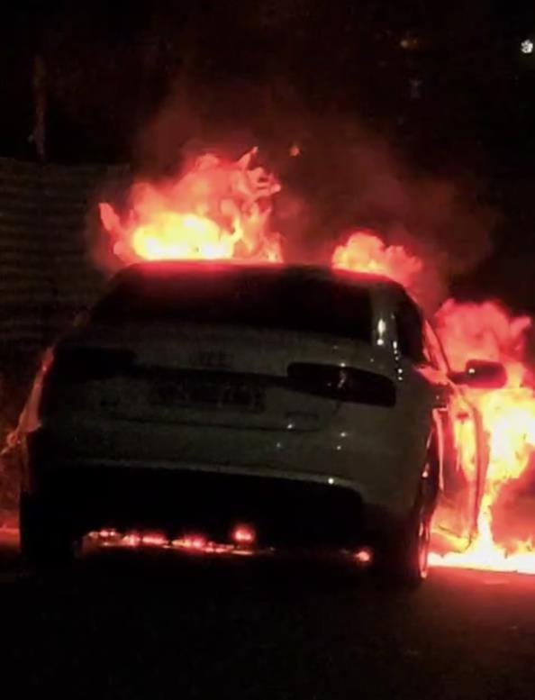 Fire in a moving car, two people saved their lives by jumping