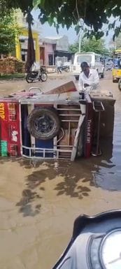 E-rickshaw overturned amid waterlogging, goods worth thousands damaged