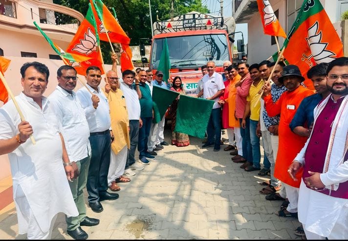 Vehicle loaded with relief material leaves for Punjab