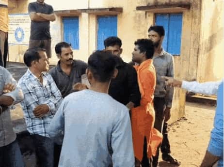 विवाद करते परिजन।