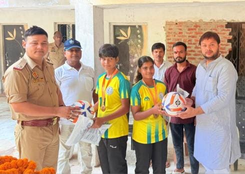 Players who returned after winning the football championship were welcomed
