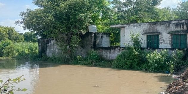 Flood water entered many villages of Tundla, villagers forced to move to higher places