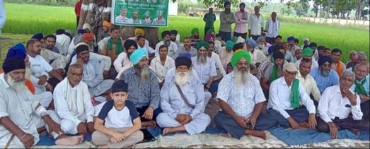 Farmers locked the gate of the ranger office
