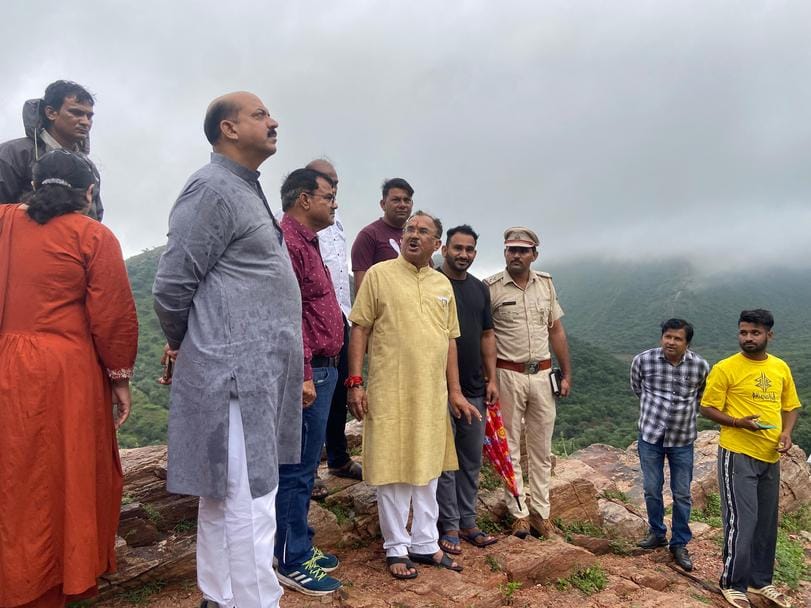 अधिकारियों के साथ निरीक्षण करते विधानसभा अध्यक्ष देवनानी
