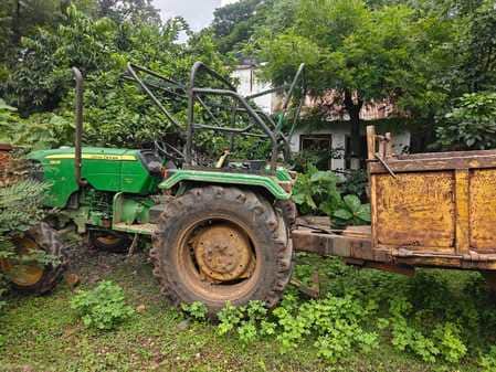 अवैध रेत उत्खनन के दौरान जब्त की गई ट्रैक्टर-ट्राली।