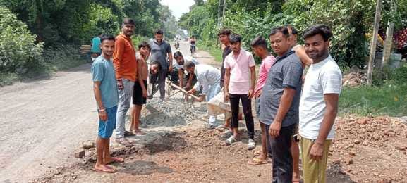 The youth of Bharwalia are filling the potholes on Baghnagar road by collecting donations