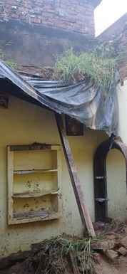 The roof of two houses collapsed in Boh village, one woman injured, two narrowly escaped
