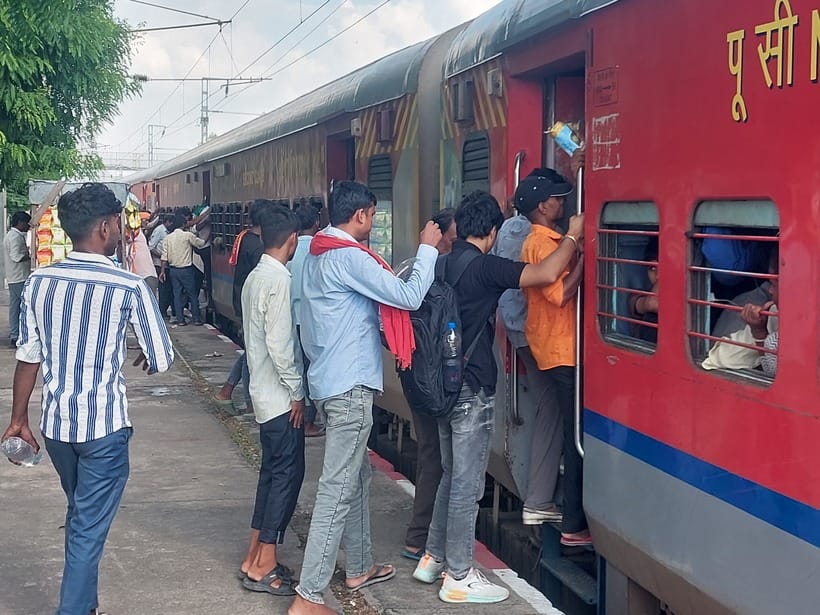Students returned home, had to travel standing in the train