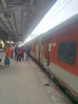 Amrapali Express stood at Babhanan station for 25 minutes